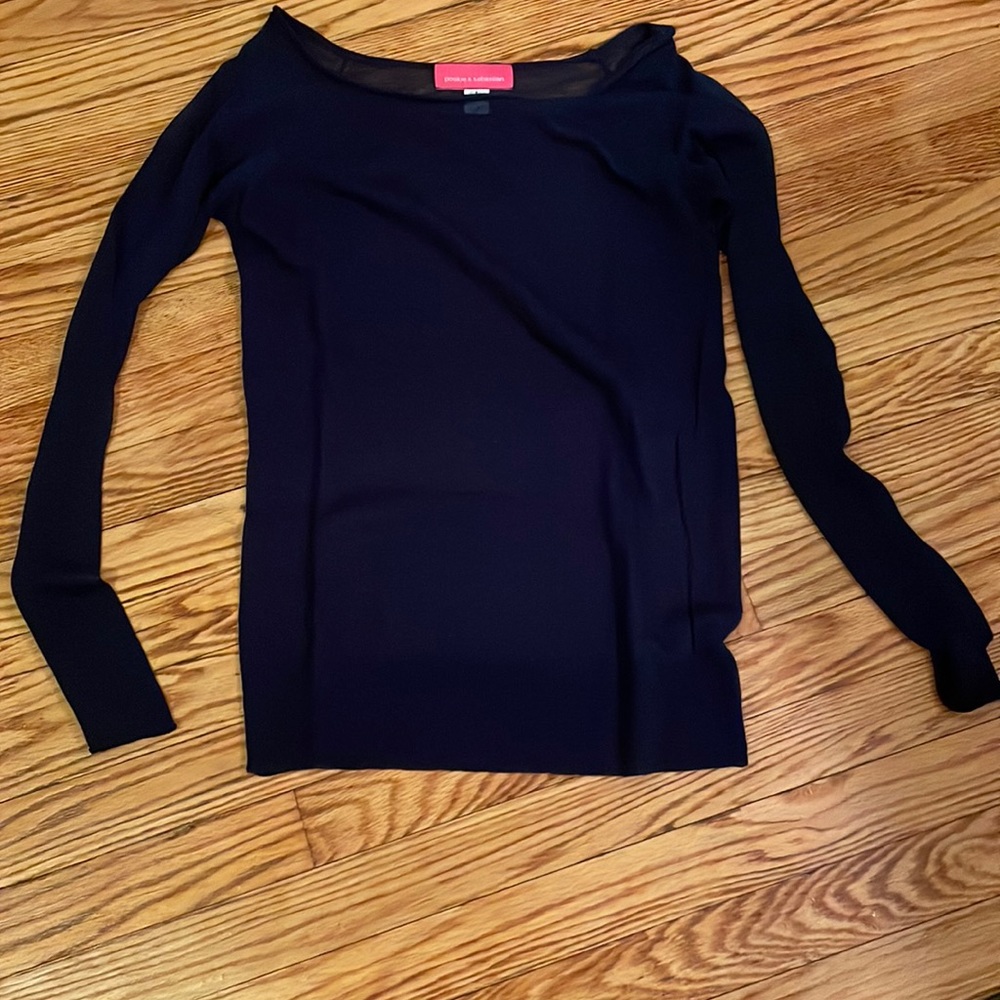Size large navy top